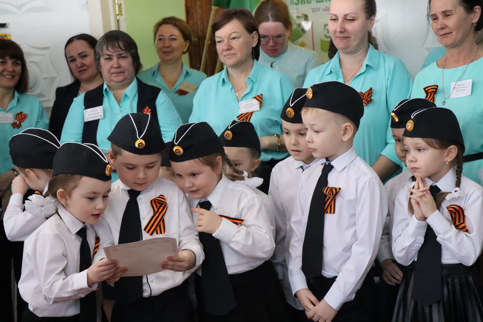 Нурлатский смотр строя и песни: волонтеры, героическая память и детская отвага (фоторепортаж)