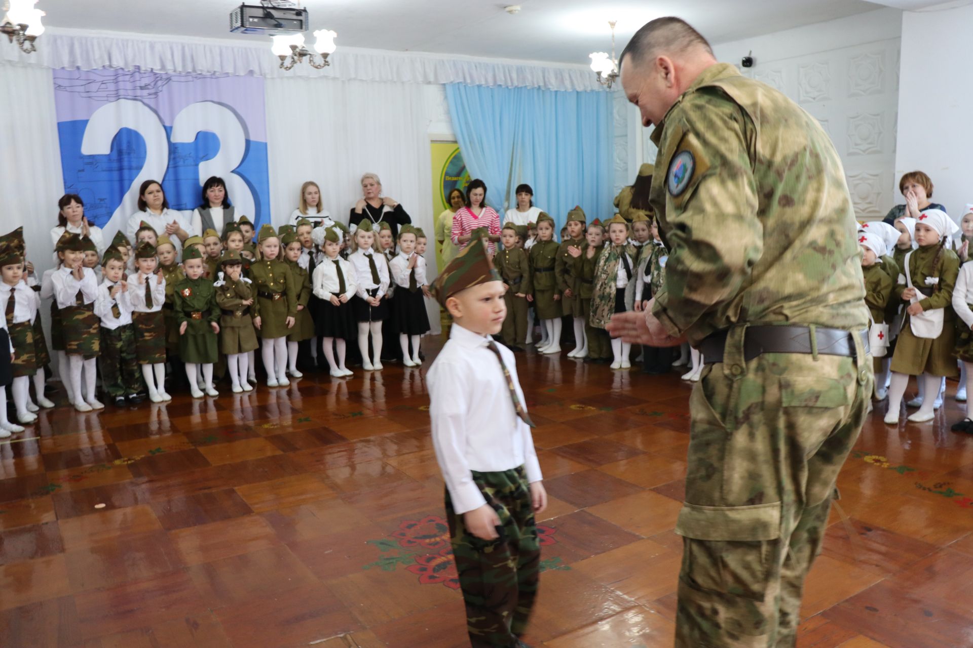 Нурлатский смотр строя и песни: волонтеры, героическая память и детская отвага (фоторепортаж)