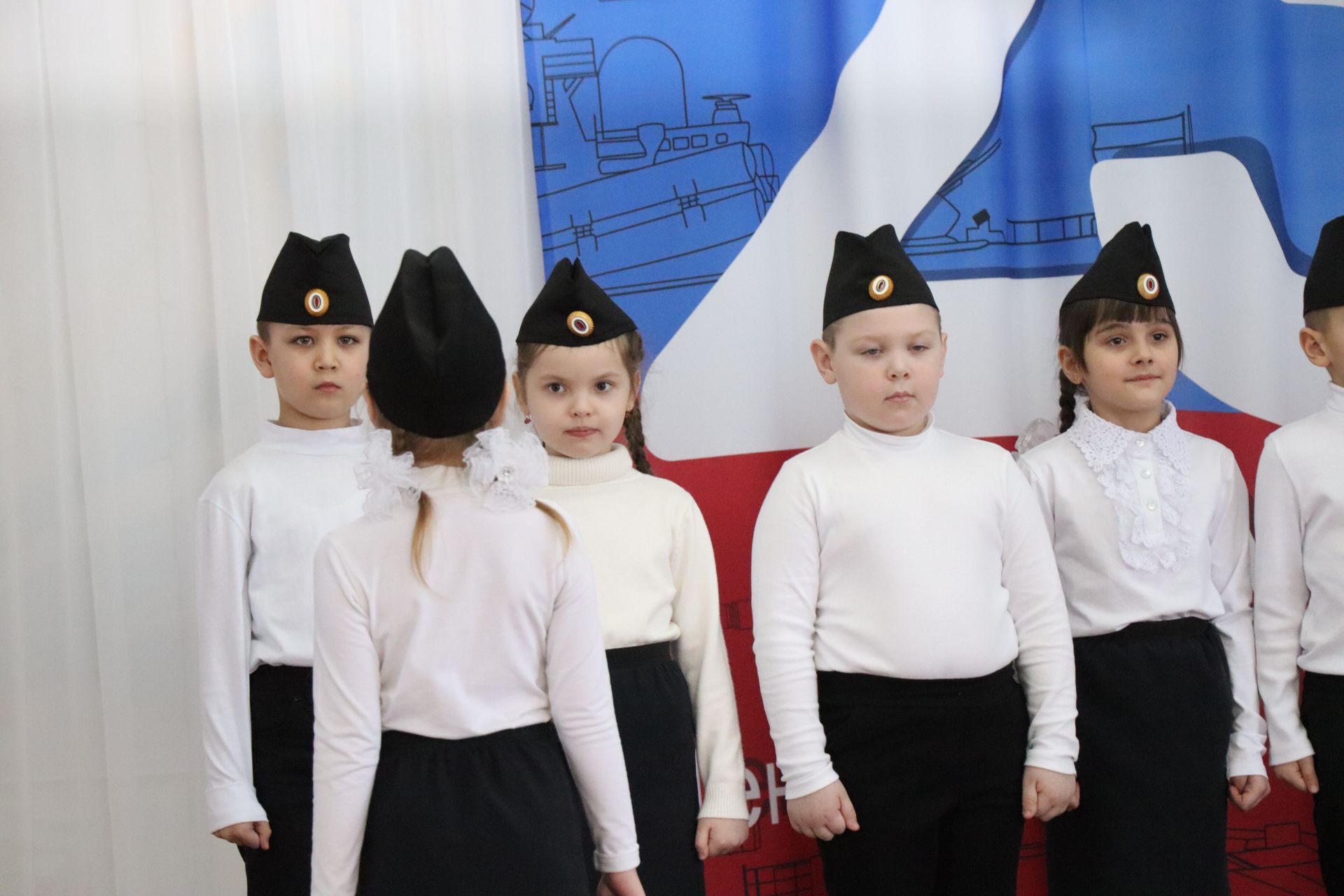 Нурлатский смотр строя и песни: волонтеры, героическая память и детская отвага (фоторепортаж)