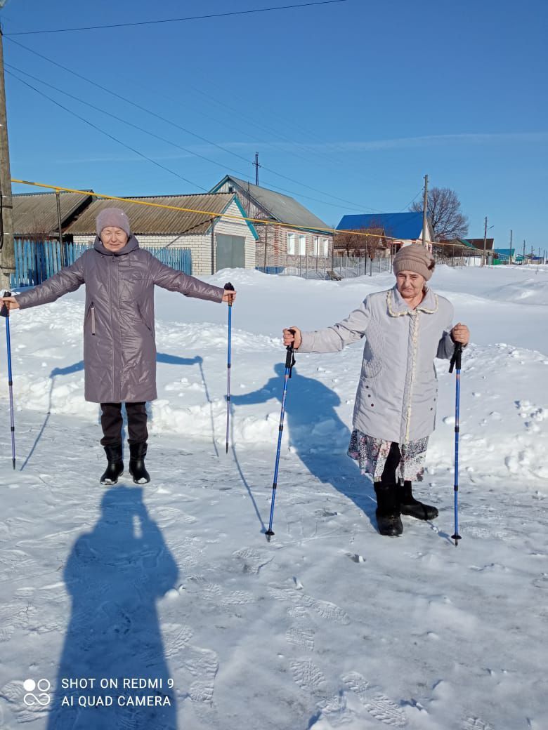 Скандинавская ходьба для пожилых подопечных Нурлатского центра «Гармония»