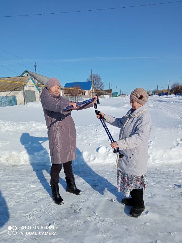 Скандинавская ходьба для пожилых подопечных Нурлатского центра «Гармония»