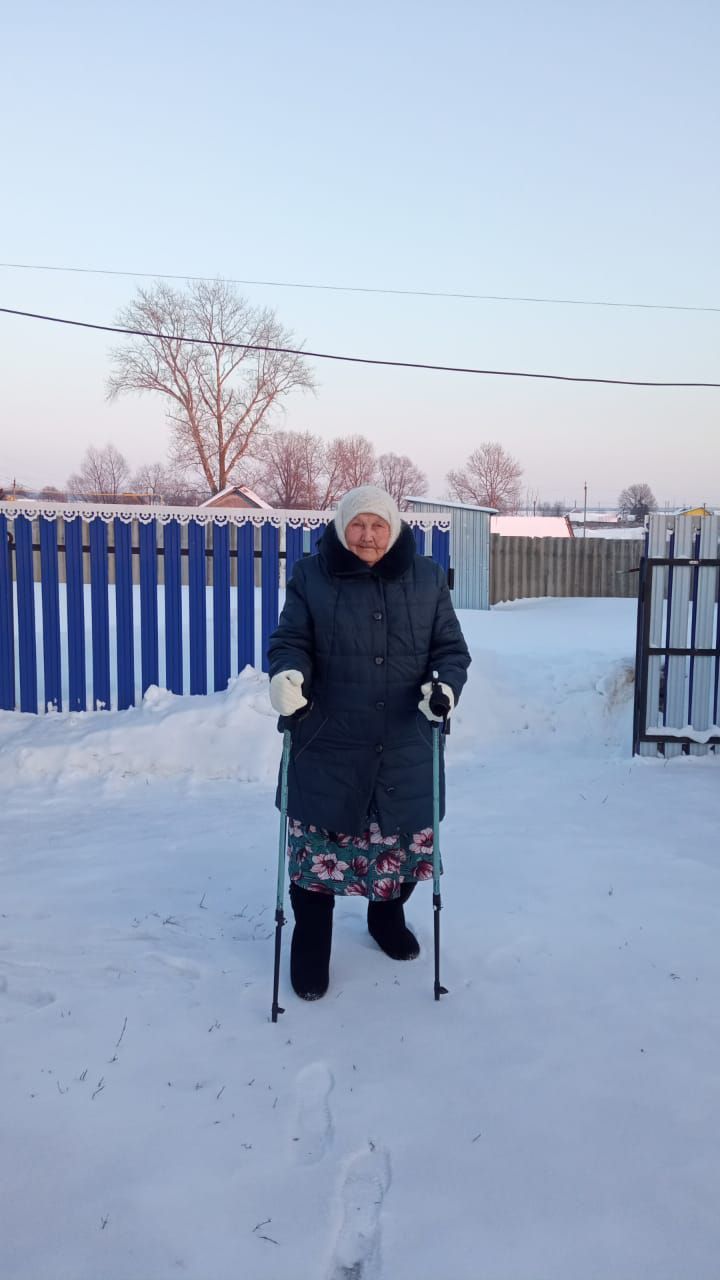 Скандинавская ходьба для пожилых подопечных Нурлатского центра «Гармония»