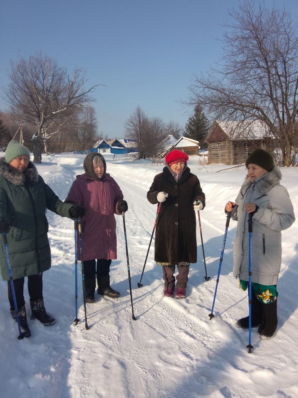 Скандинавская ходьба для пожилых подопечных Нурлатского центра «Гармония»