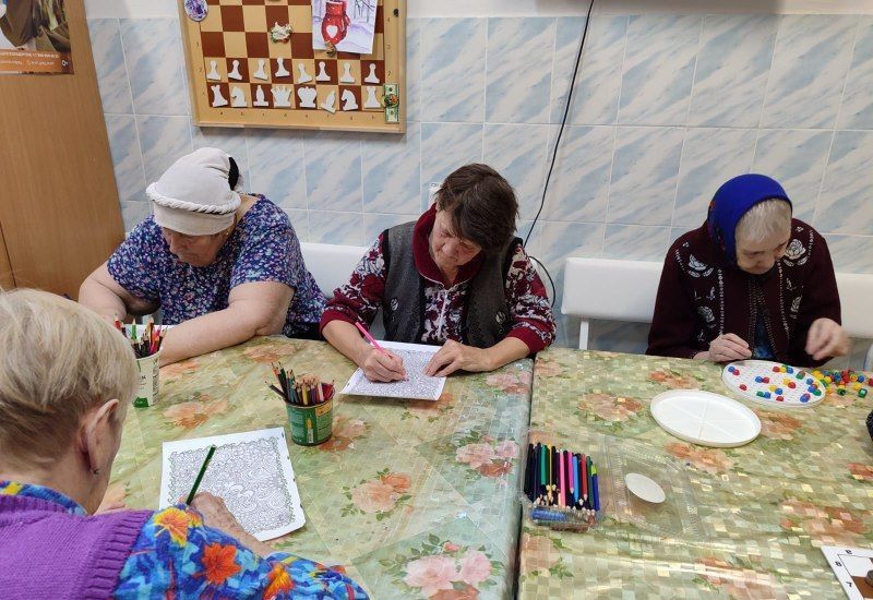 Жители Нурлатского дома престарелых борются со стрессом с помощью рисования