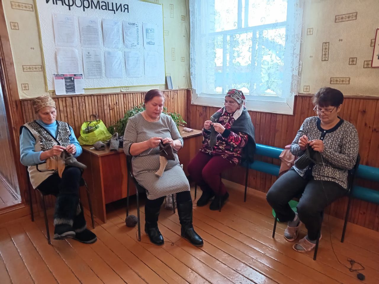 Более 600 пар шерстяных носков бойцам связали  женщины поселка Заречный