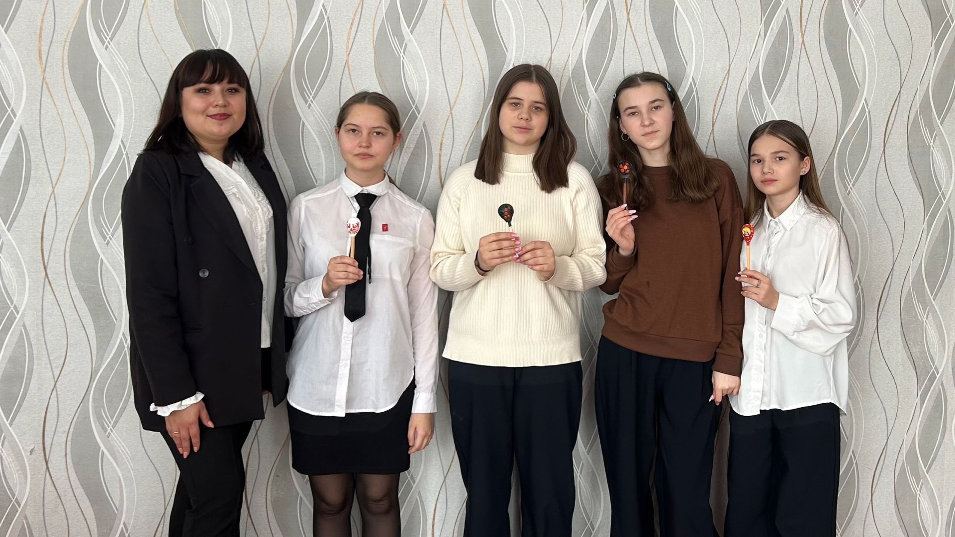 Творческое путешествие в мир орнаментов: школьники расписали деревянные ложки в Нурлатском Доме дружбы народов