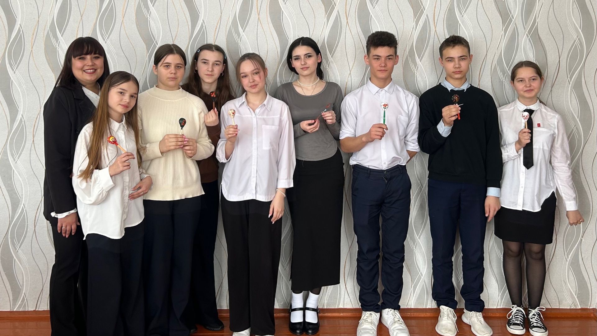 Творческое путешествие в мир орнаментов: школьники расписали деревянные ложки в Нурлатском Доме дружбы народов