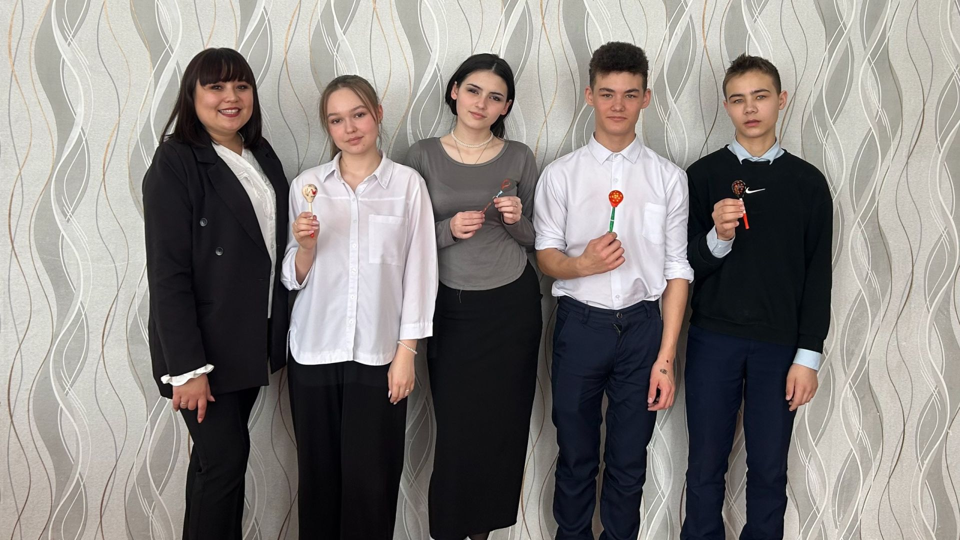 Творческое путешествие в мир орнаментов: школьники расписали деревянные ложки в Нурлатском Доме дружбы народов