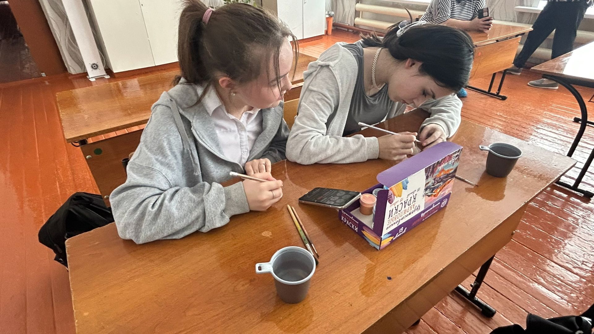 Творческое путешествие в мир орнаментов: школьники расписали деревянные ложки в Нурлатском Доме дружбы народов