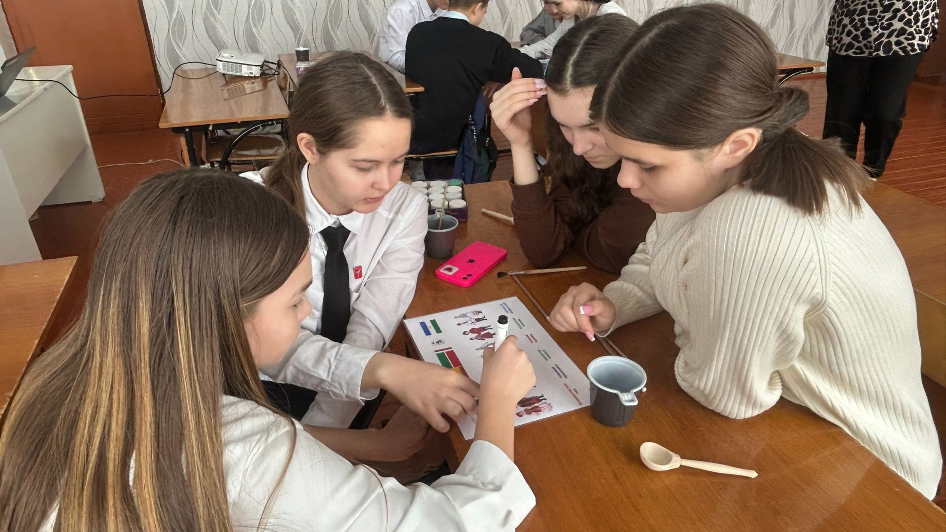 Творческое путешествие в мир орнаментов: школьники расписали деревянные ложки в Нурлатском Доме дружбы народов