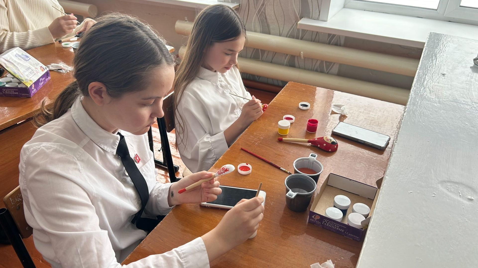 Творческое путешествие в мир орнаментов: школьники расписали деревянные ложки в Нурлатском Доме дружбы народов