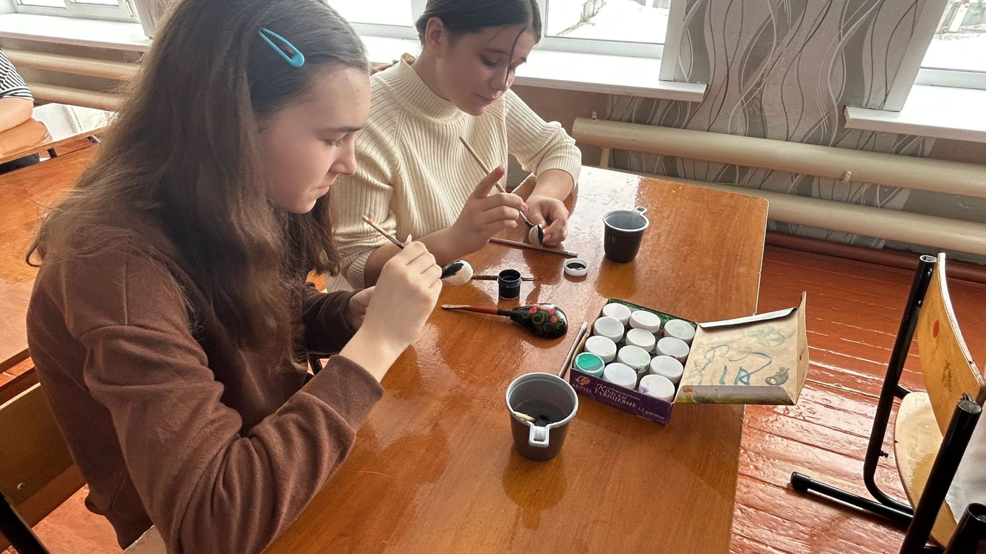 Творческое путешествие в мир орнаментов: школьники расписали деревянные ложки в Нурлатском Доме дружбы народов