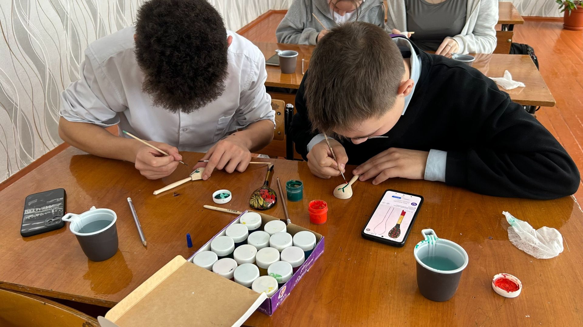 Творческое путешествие в мир орнаментов: школьники расписали деревянные ложки в Нурлатском Доме дружбы народов