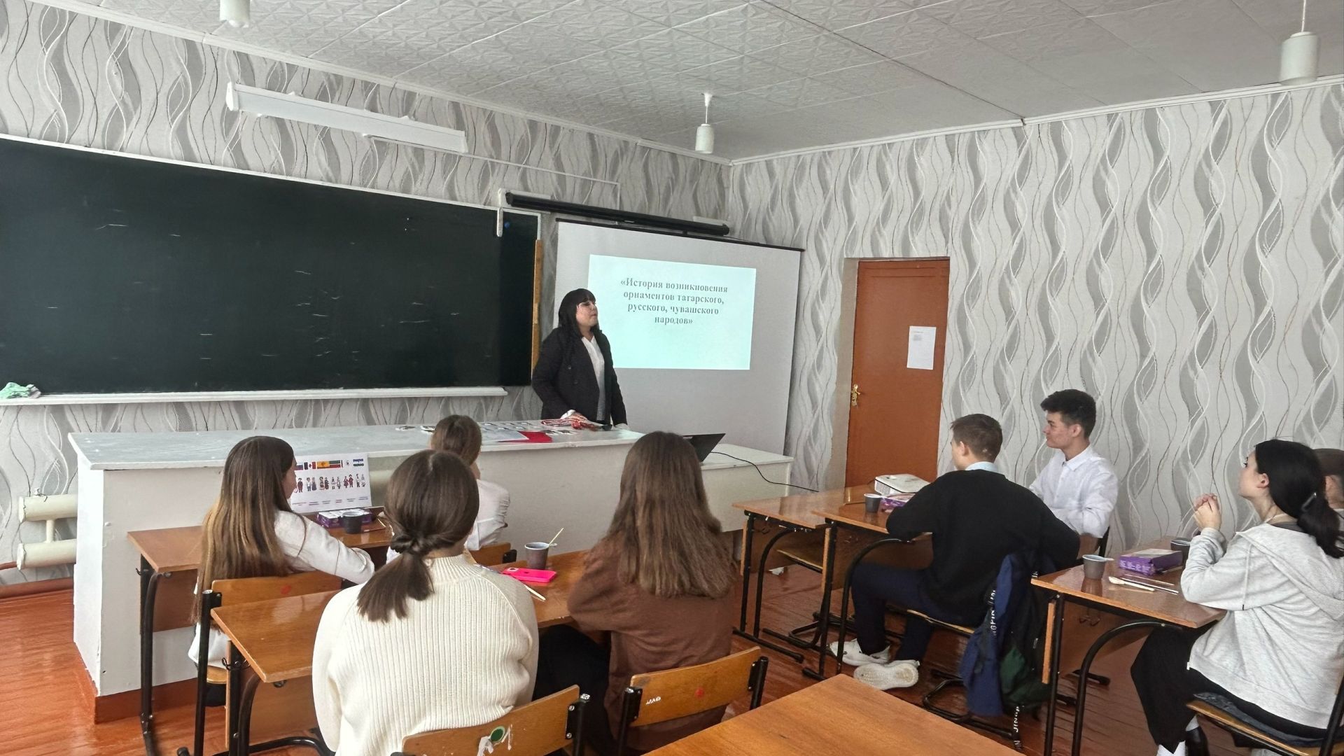 Творческое путешествие в мир орнаментов: школьники расписали деревянные ложки в Нурлатском Доме дружбы народов