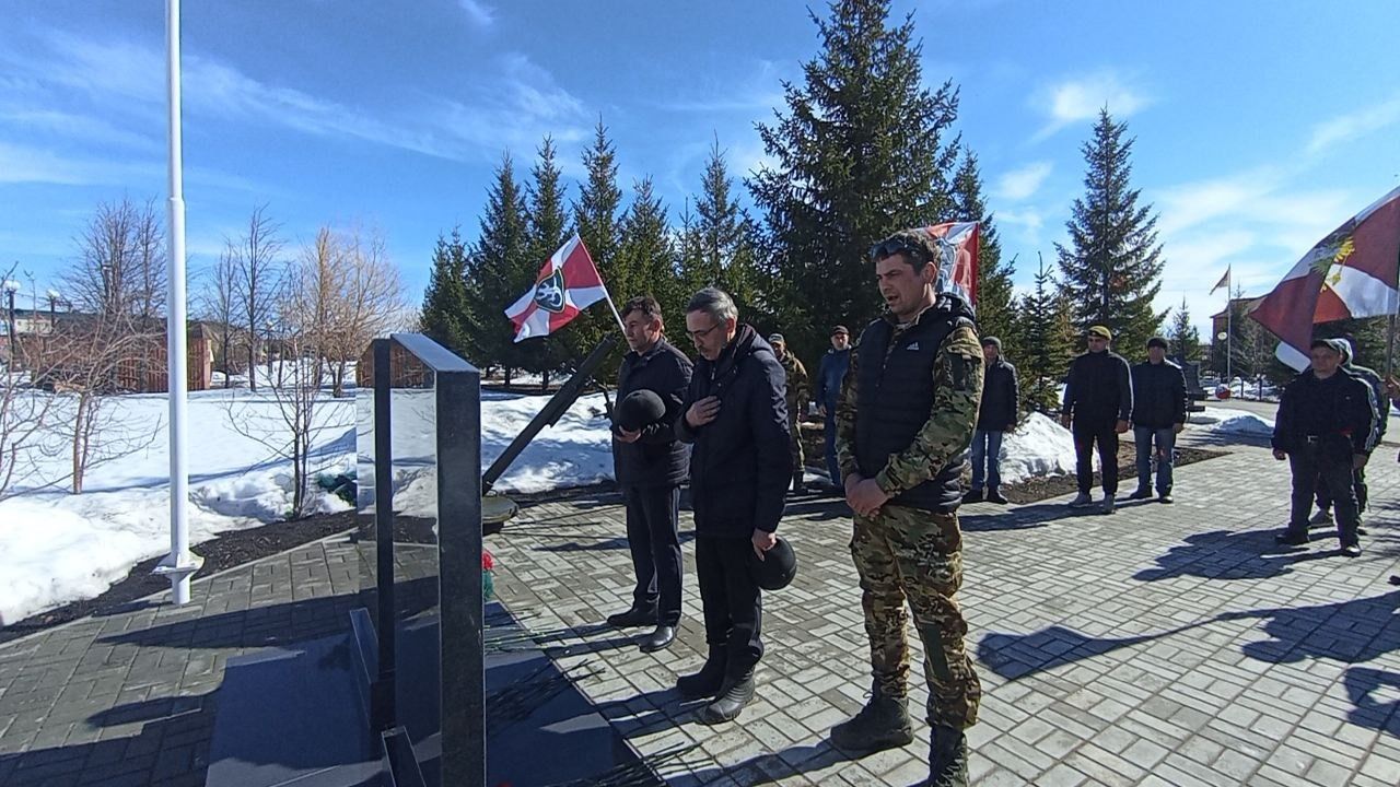 В Нурлате почтили память военнослужащих внутренних войск в их профессиональный праздник