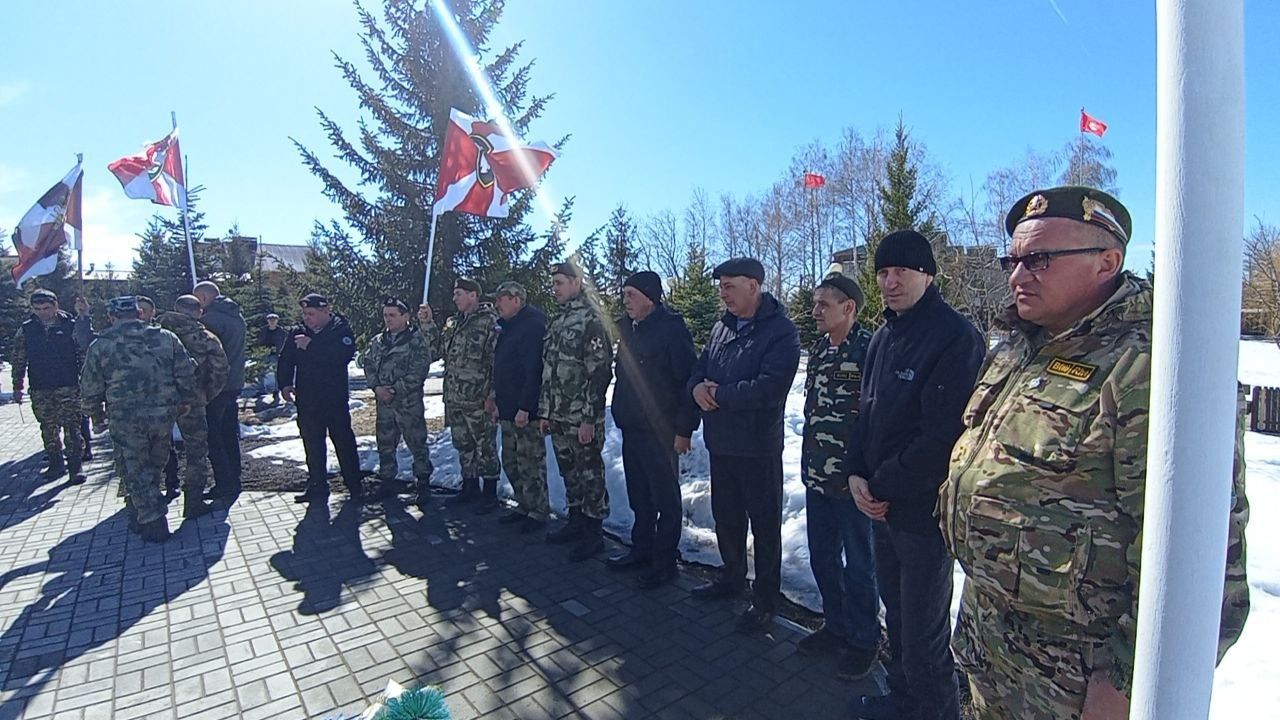 В Нурлате почтили память военнослужащих внутренних войск в их профессиональный праздник