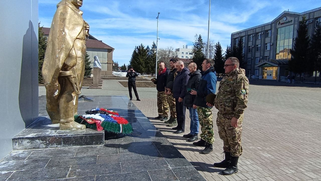 В Нурлате почтили память военнослужащих внутренних войск в их профессиональный праздник