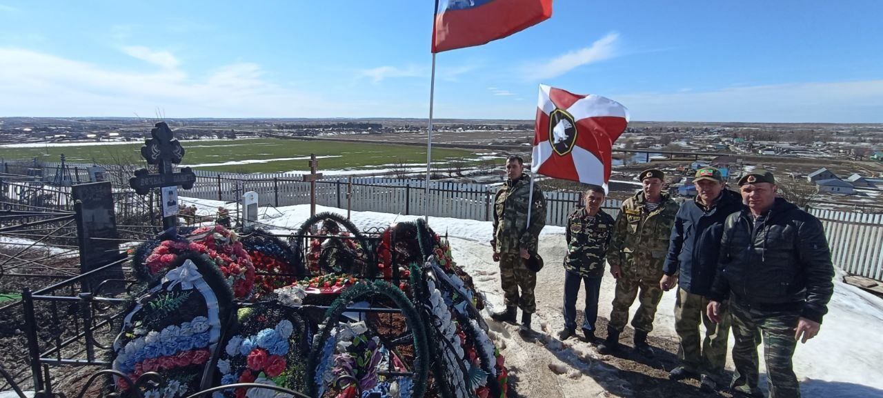 В Нурлате почтили память военнослужащих внутренних войск в их профессиональный праздник