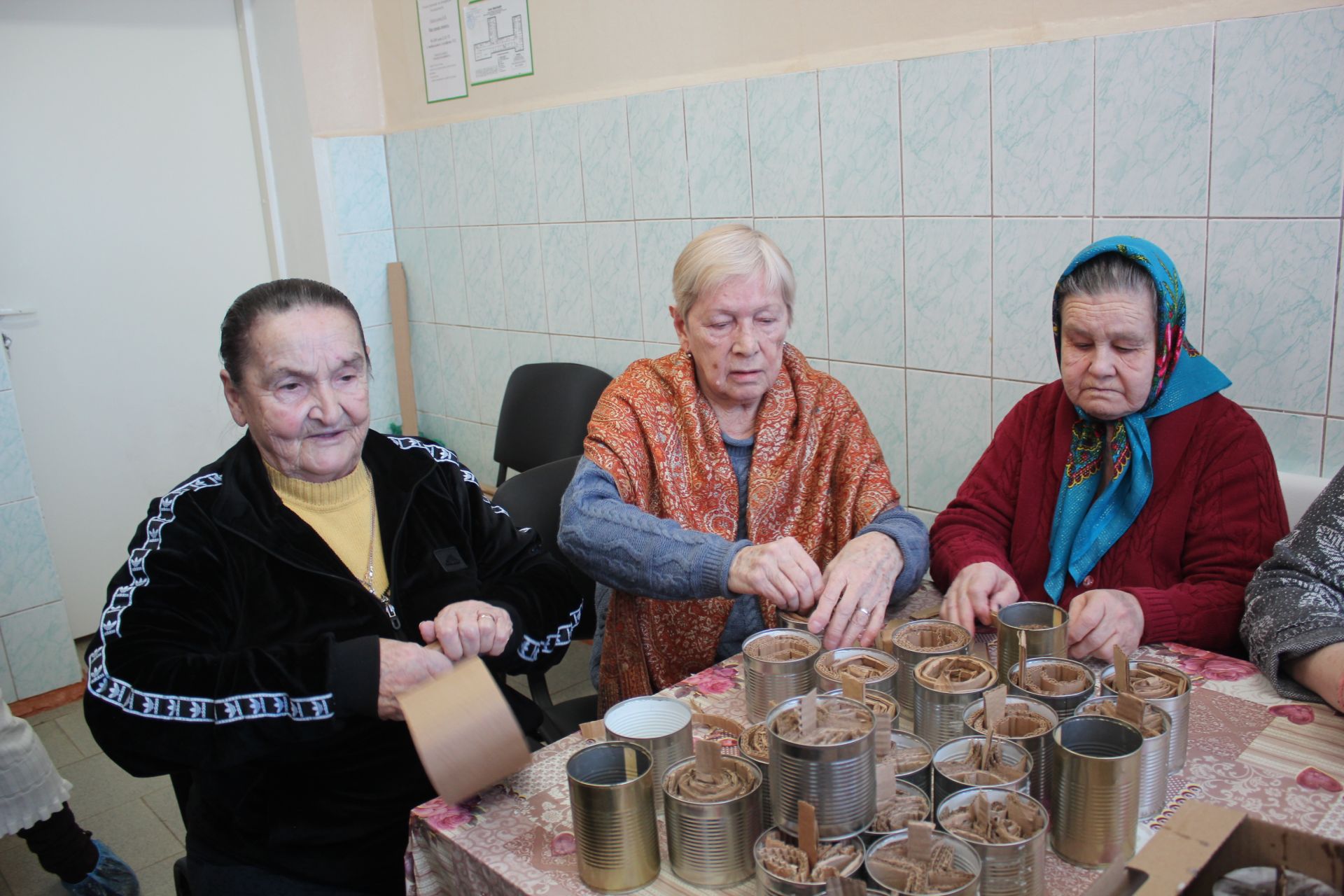 Жители Нурлатского дома-интерната для престарелых и инвалидов под началом коллектива учреждения изготавливают окопные свечи