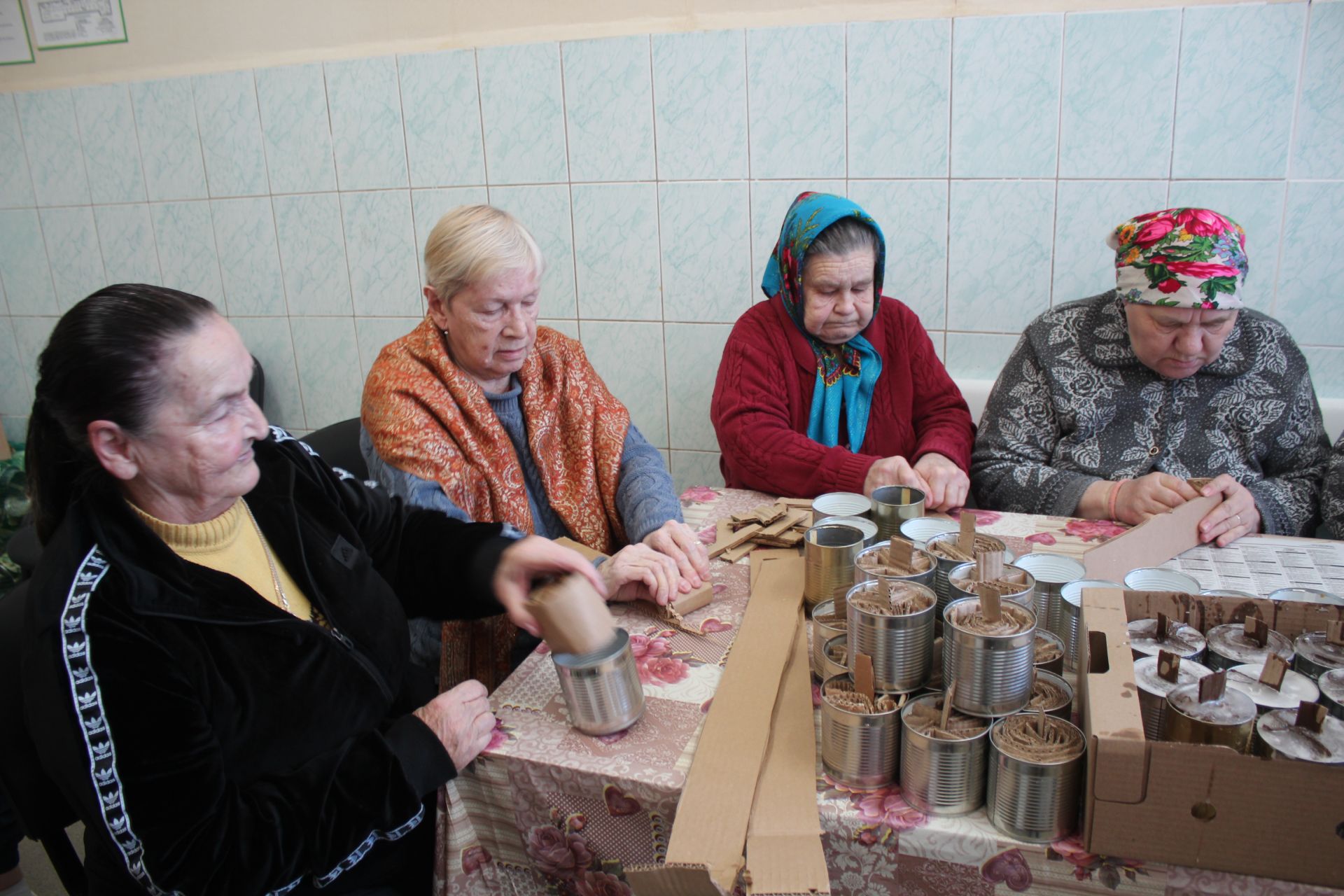 Жители Нурлатского дома-интерната для престарелых и инвалидов под началом коллектива учреждения изготавливают окопные свечи