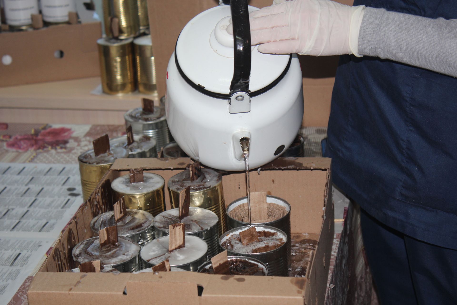 Жители Нурлатского дома-интерната для престарелых и инвалидов под началом коллектива учреждения изготавливают окопные свечи