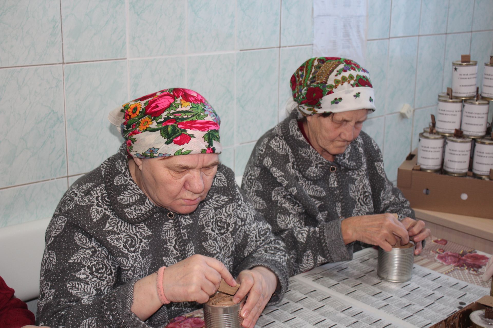 Жители Нурлатского дома-интерната для престарелых и инвалидов под началом коллектива учреждения изготавливают окопные свечи
