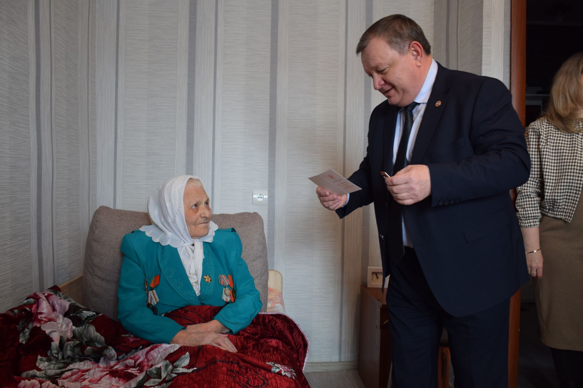 В Нурлате Дамир Ишкинеев вручил медаль ветерану Великой Отечественной войны