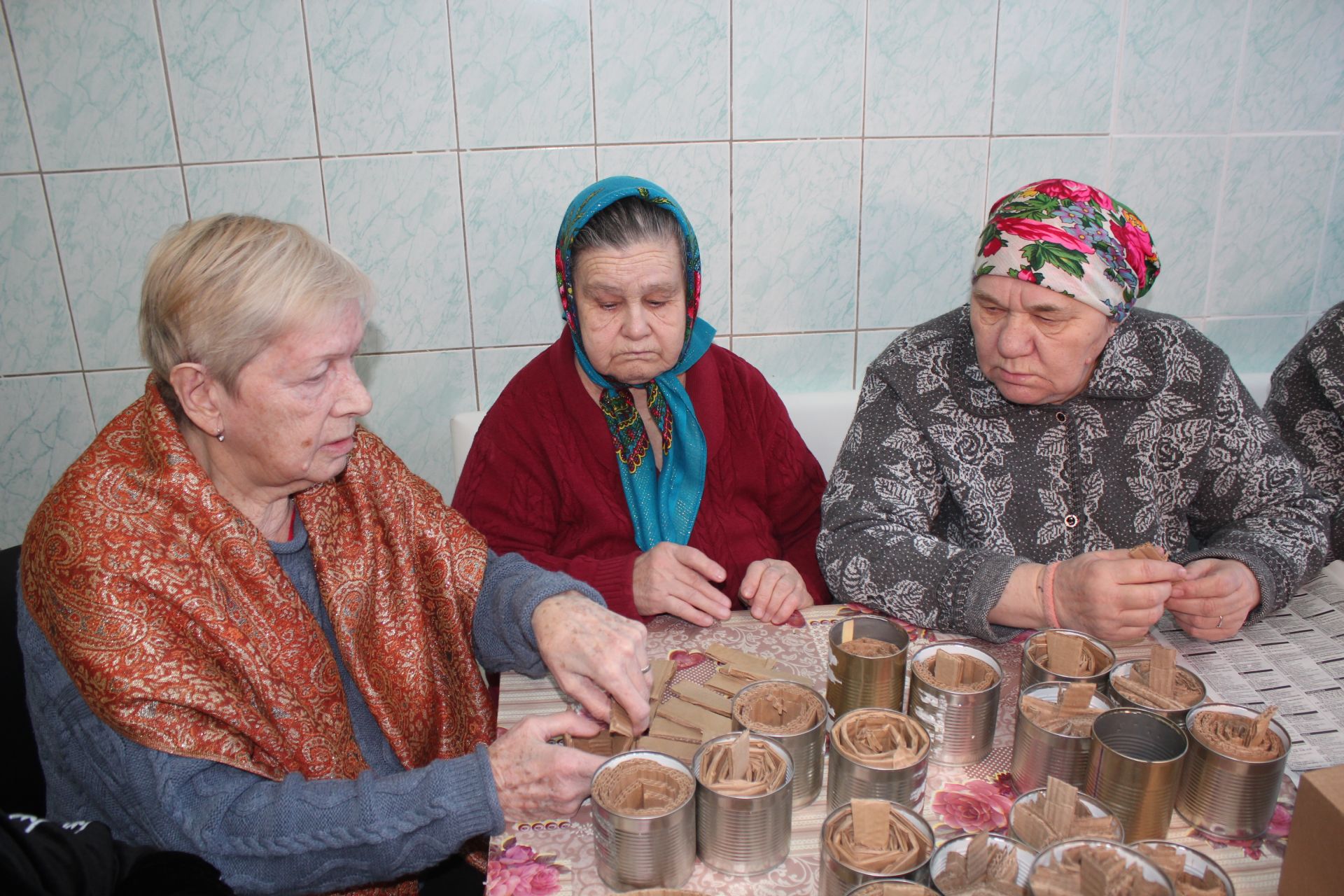 Жители Нурлатского дома-интерната для престарелых и инвалидов под началом коллектива учреждения изготавливают окопные свечи