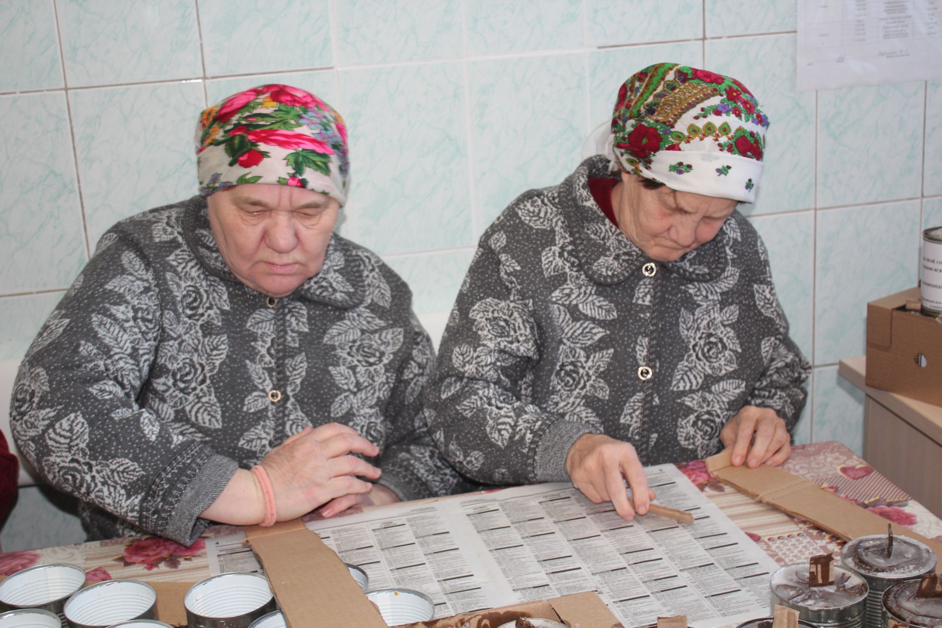 Жители Нурлатского дома-интерната для престарелых и инвалидов под началом коллектива учреждения изготавливают окопные свечи