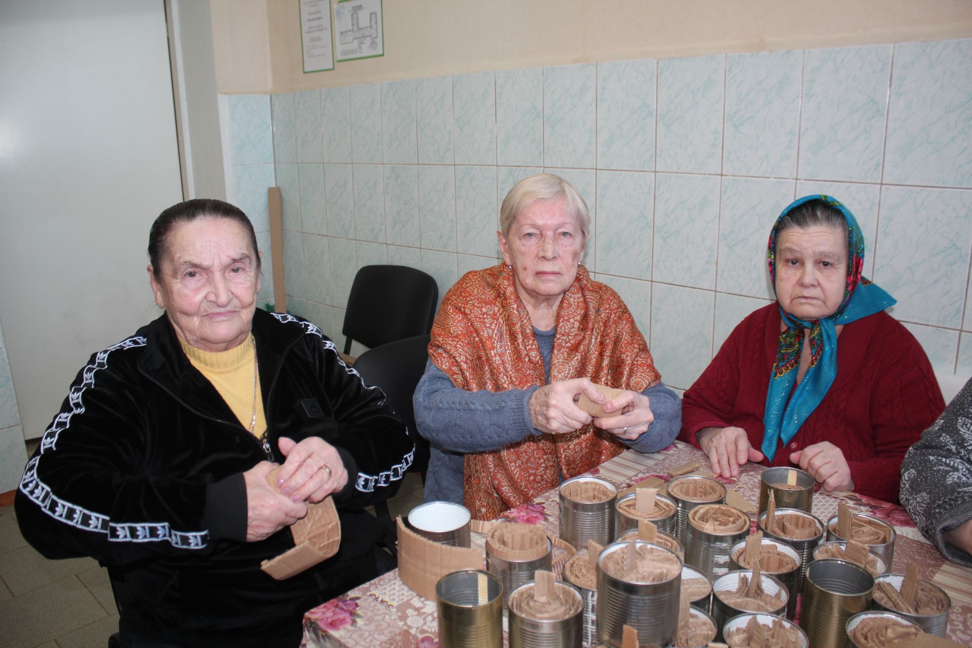 Жители Нурлатского дома-интерната для престарелых и инвалидов под началом коллектива учреждения изготавливают окопные свечи