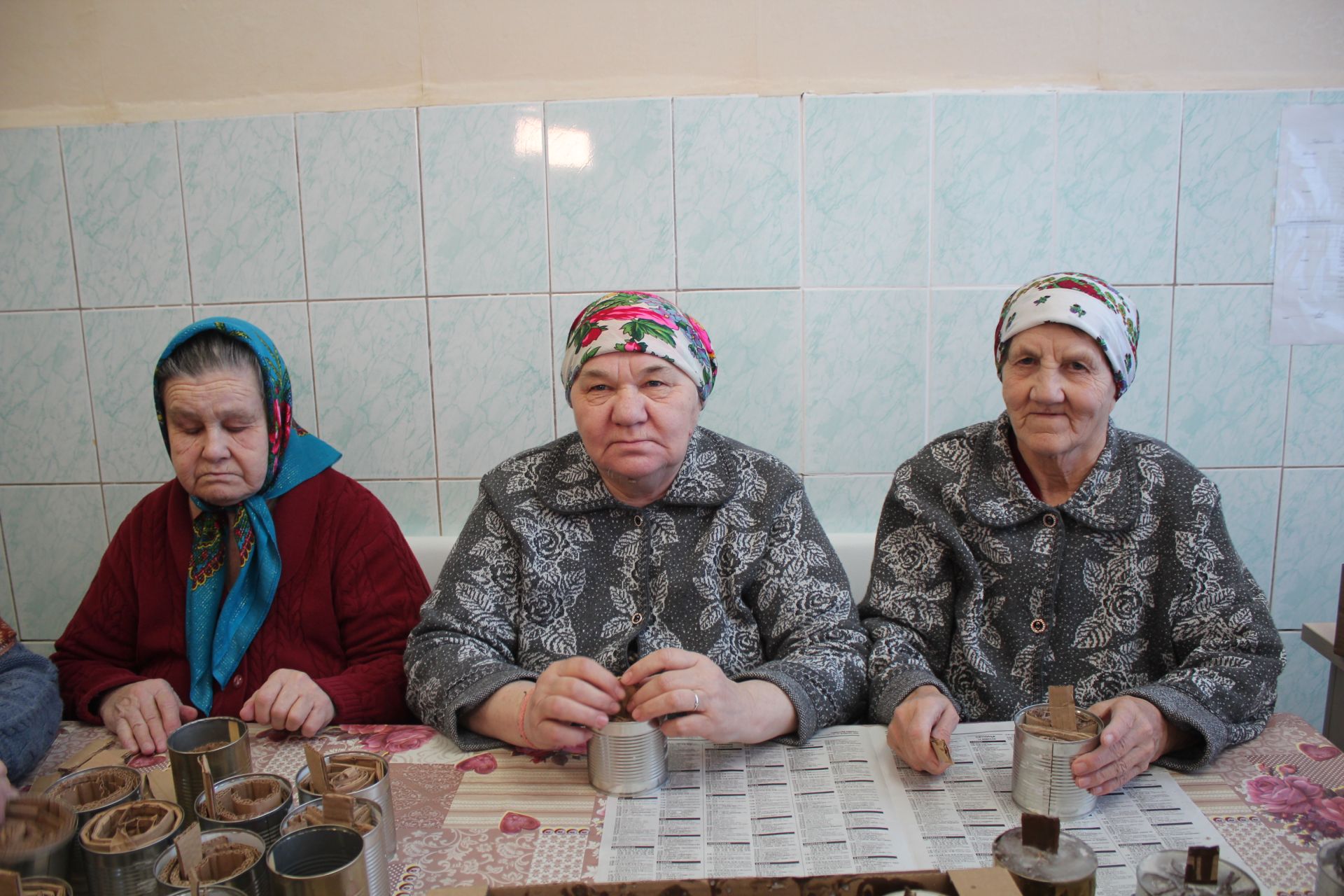 Жители Нурлатского дома-интерната для престарелых и инвалидов под началом коллектива учреждения изготавливают окопные свечи