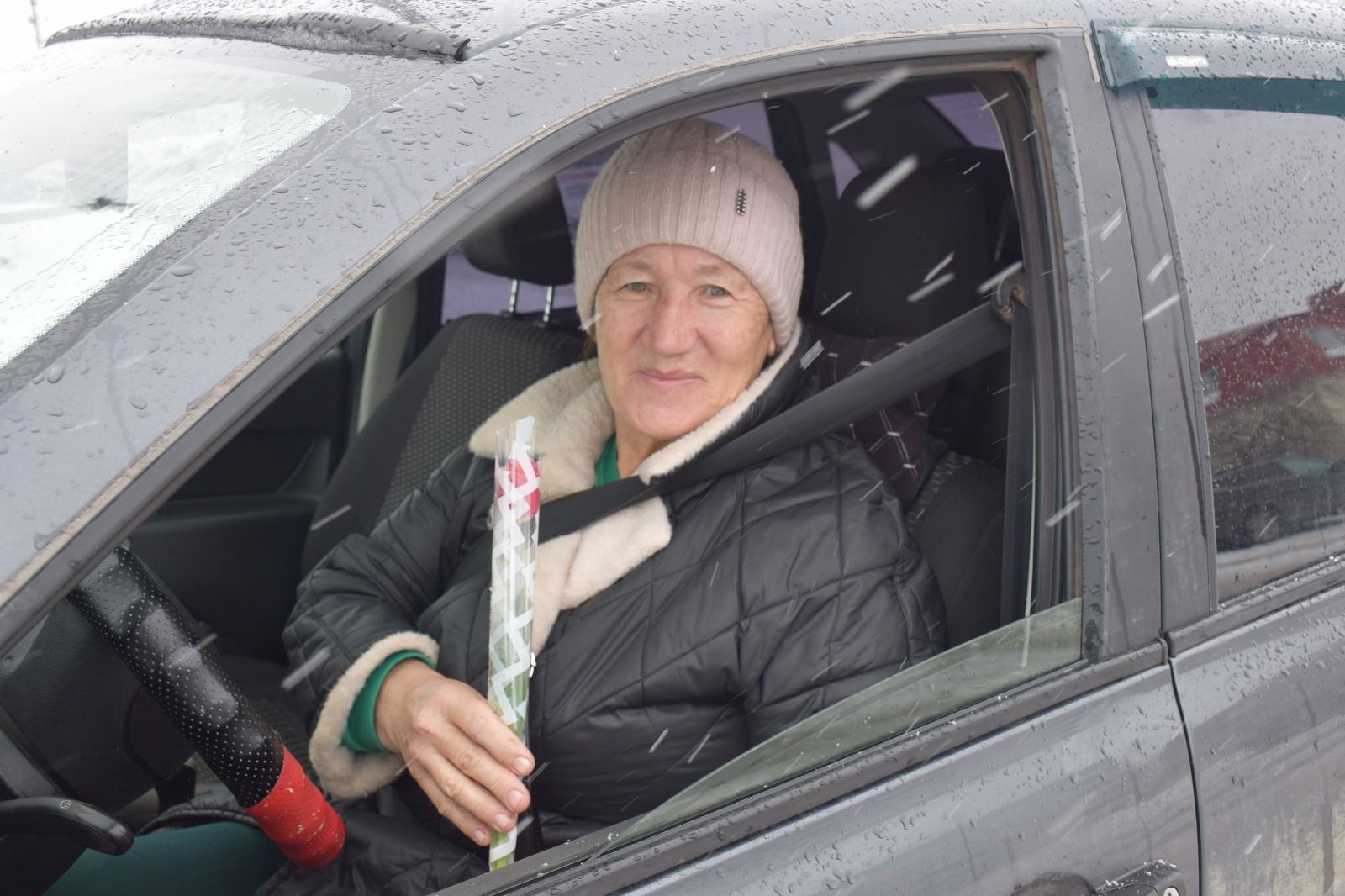 Сотрудники Госавтоинспекции поздравили автоледи Нурлата с наступающим 8 Марта