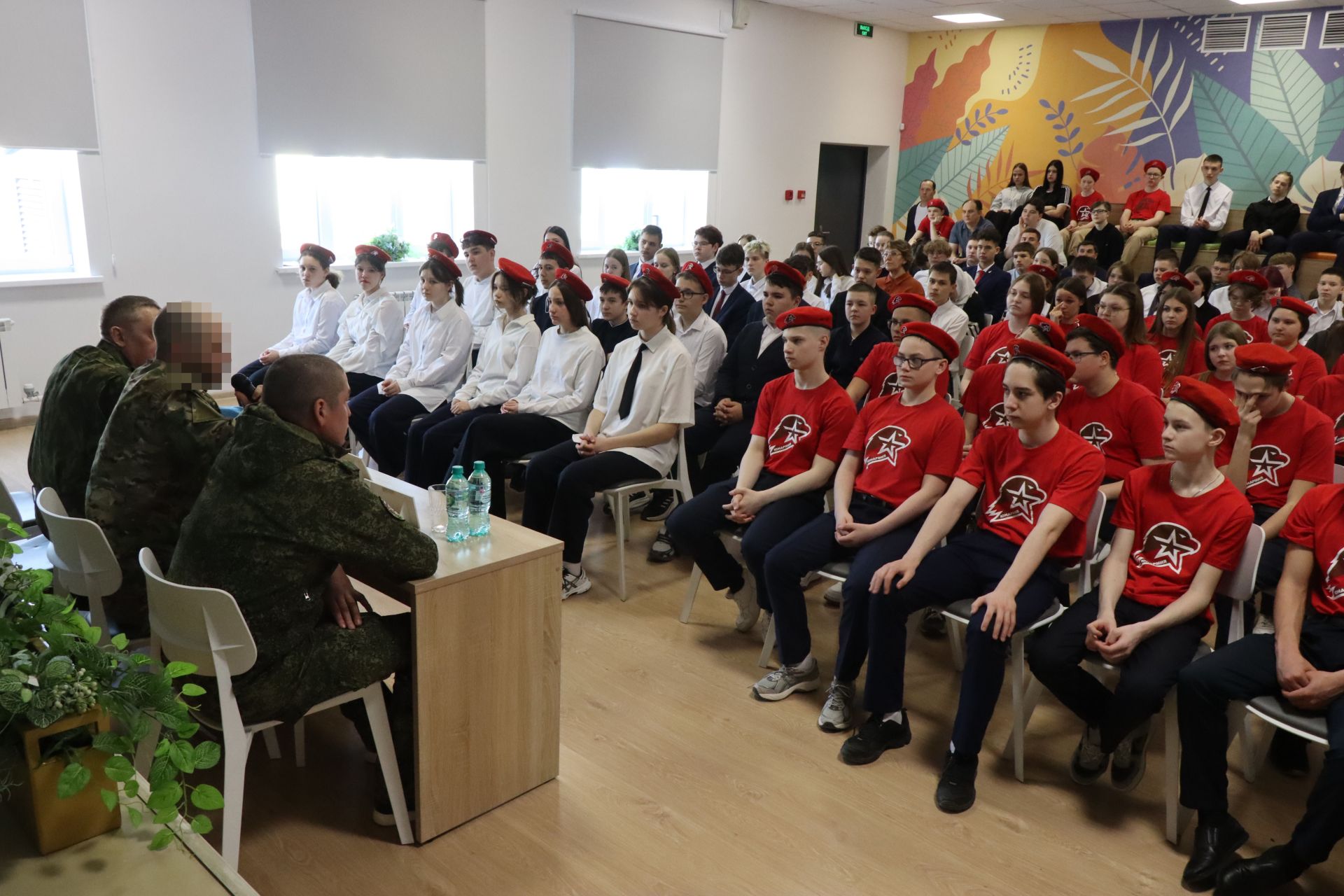 Бойцы СВО провели Урок мужества и подарили дрон воспитанникам ЦДТ «Килэчэк»