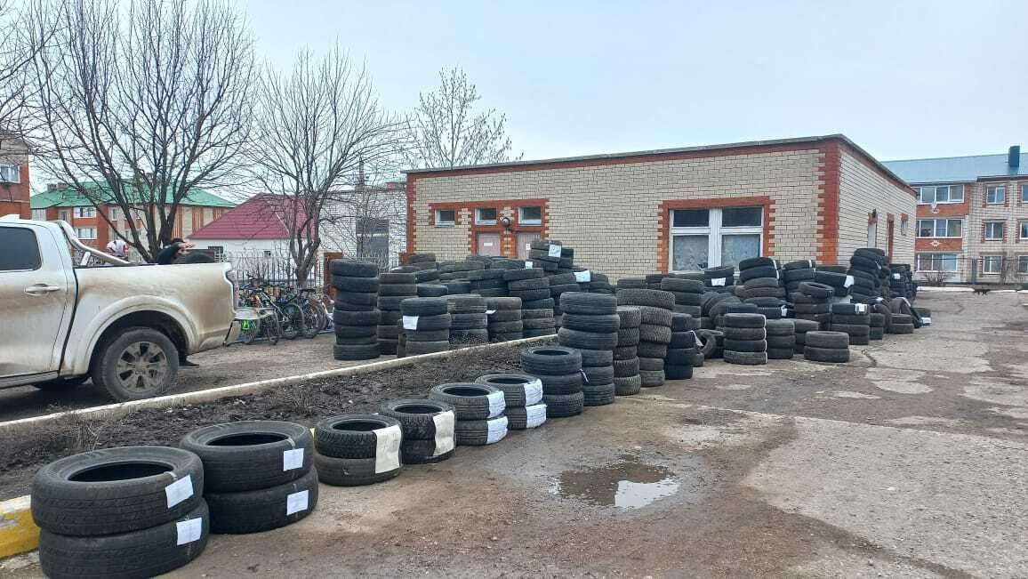 Школьники Нурлата дали старым шинам вторую жизнь
