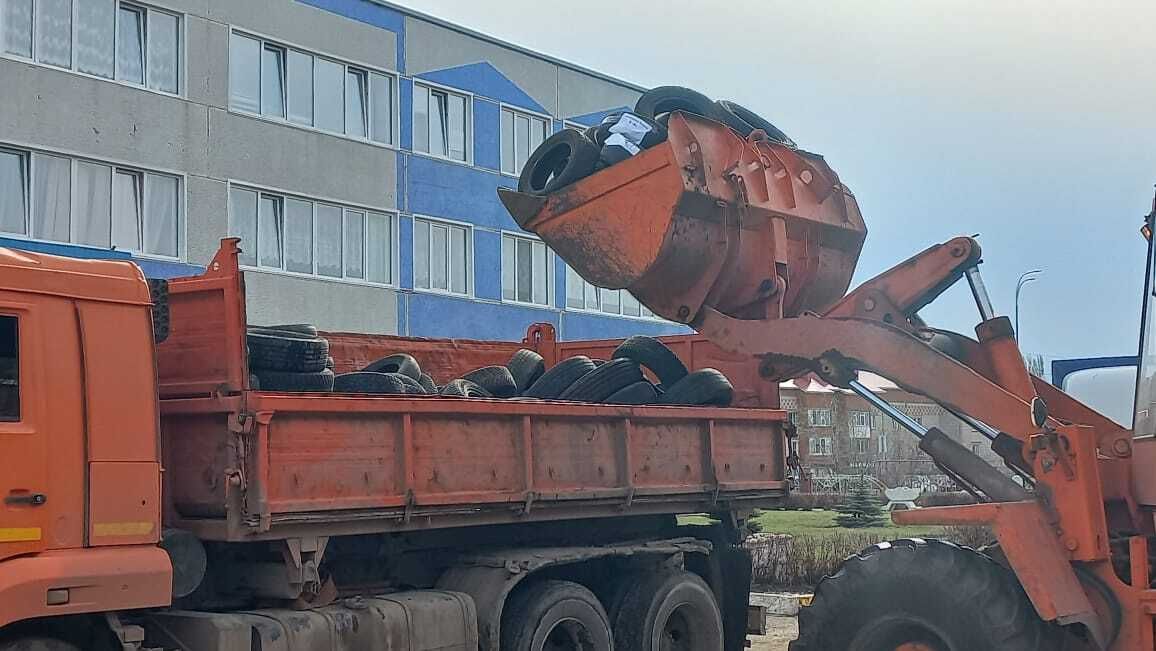 Школьники Нурлата дали старым шинам вторую жизнь