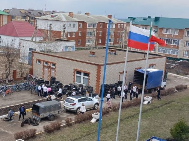 Школьники Нурлата дали старым шинам вторую жизнь