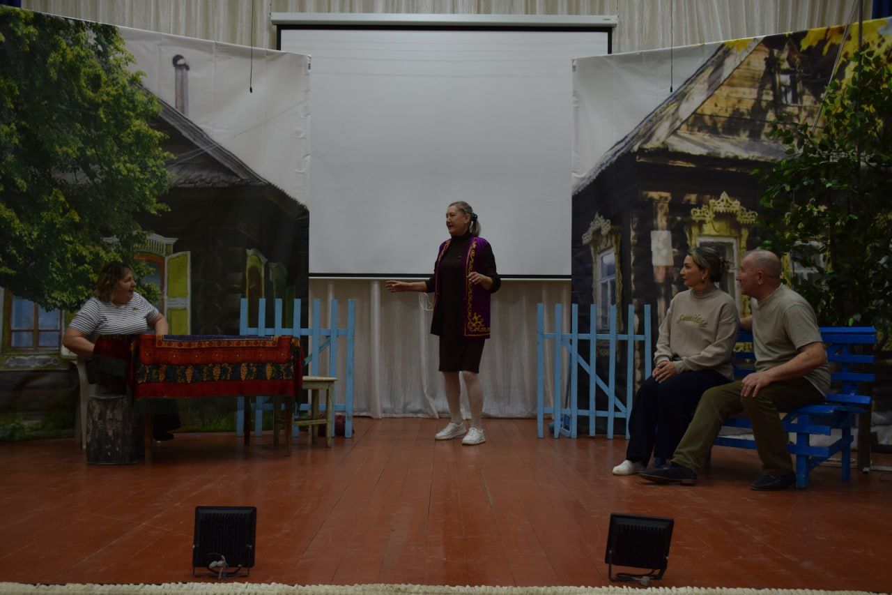 У театра – премьера