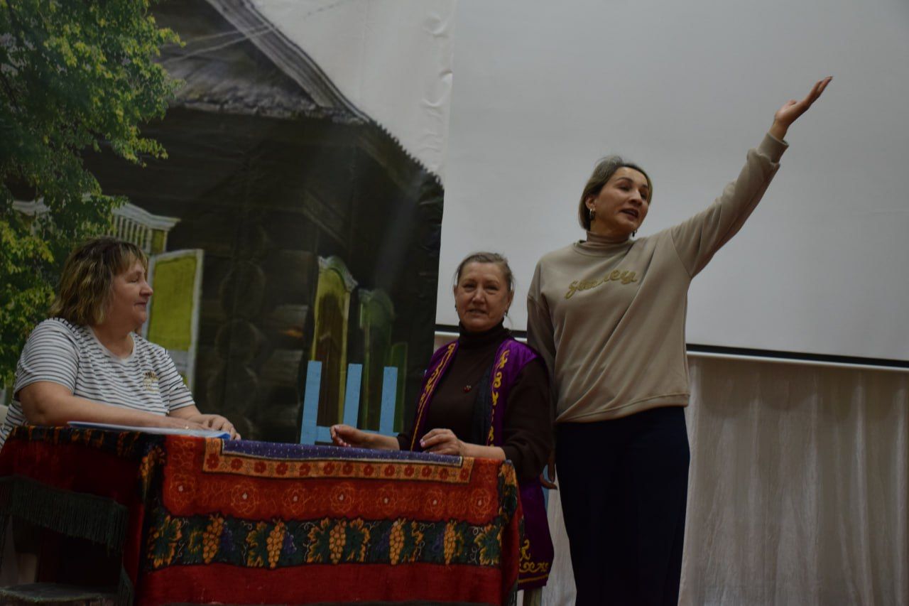 У театра – премьера