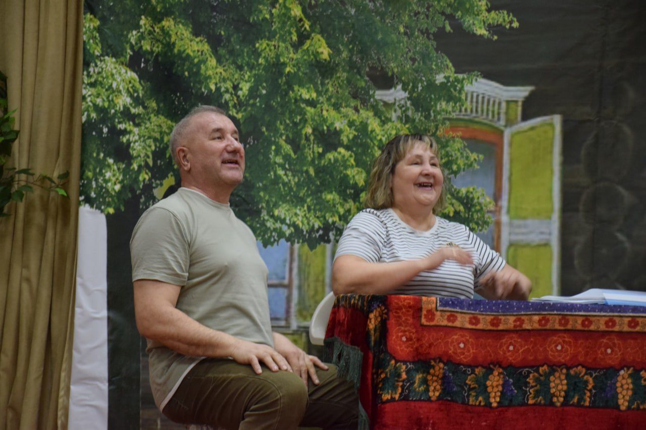 У театра – премьера