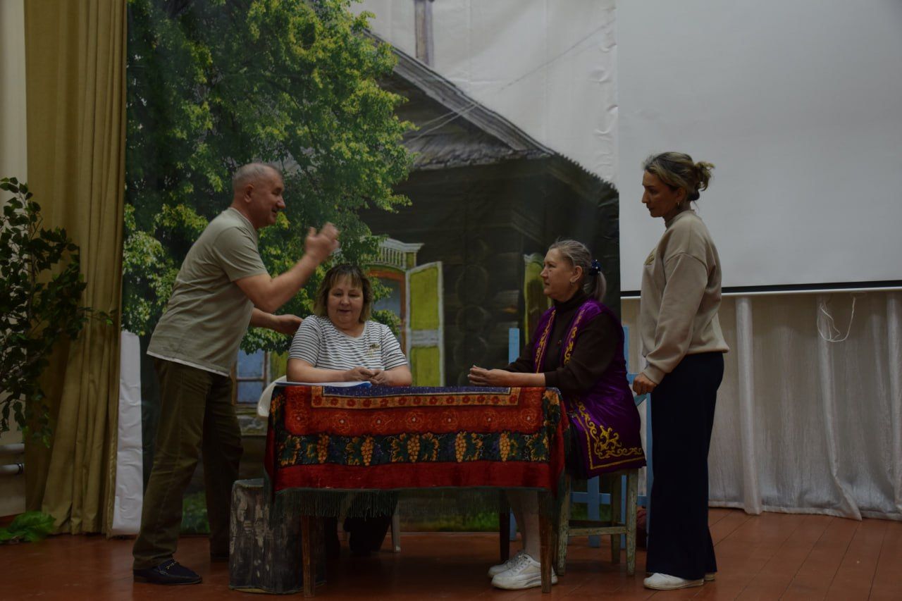 У театра – премьера