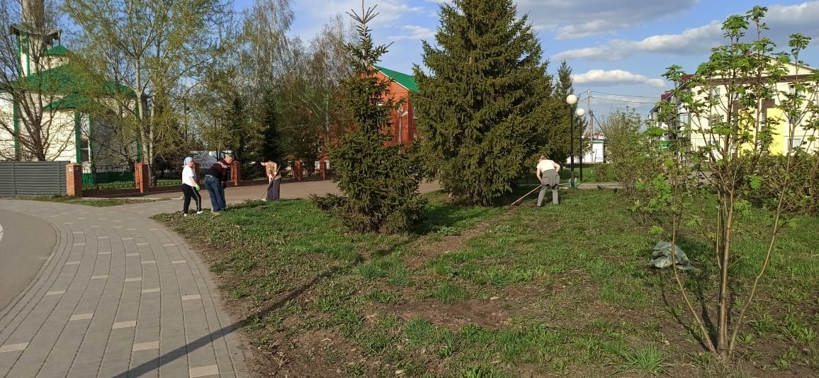 «Нурлат-информ» наводит чистоту: субботник с заботой о городе