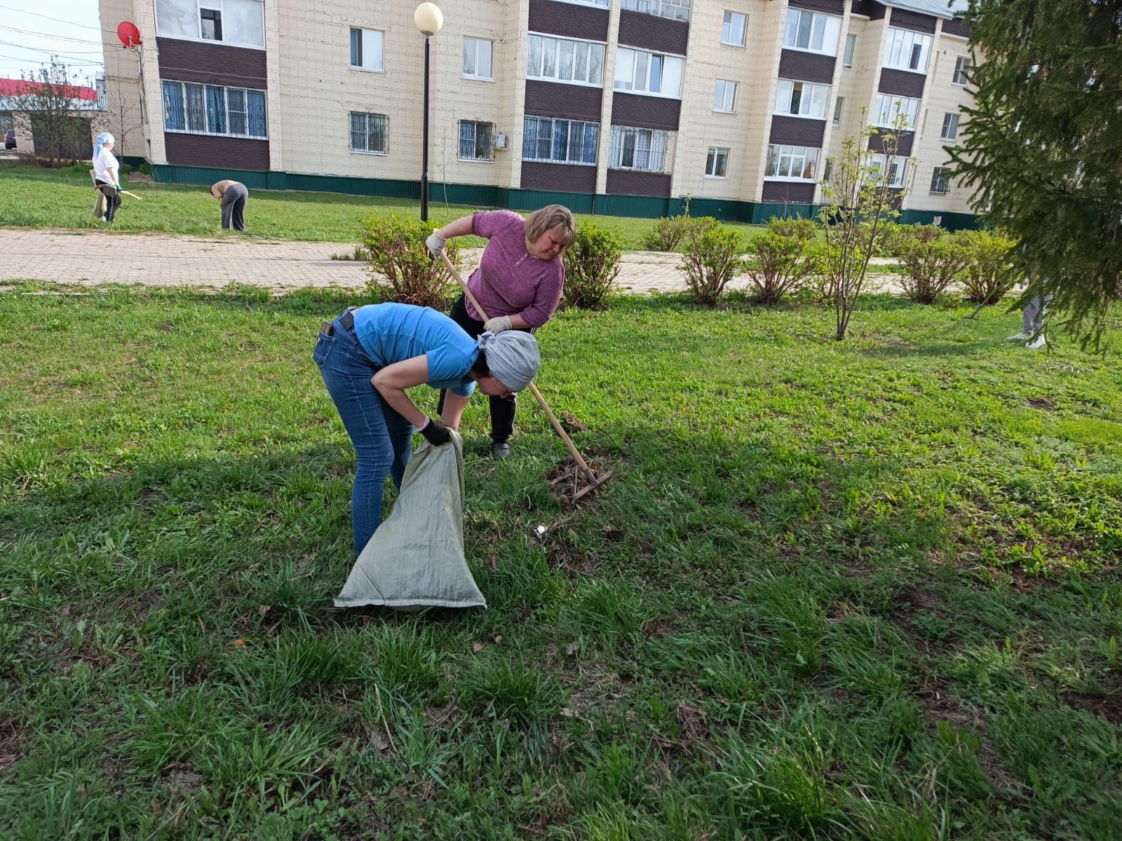 «Нурлат-информ» наводит чистоту: субботник с заботой о городе
