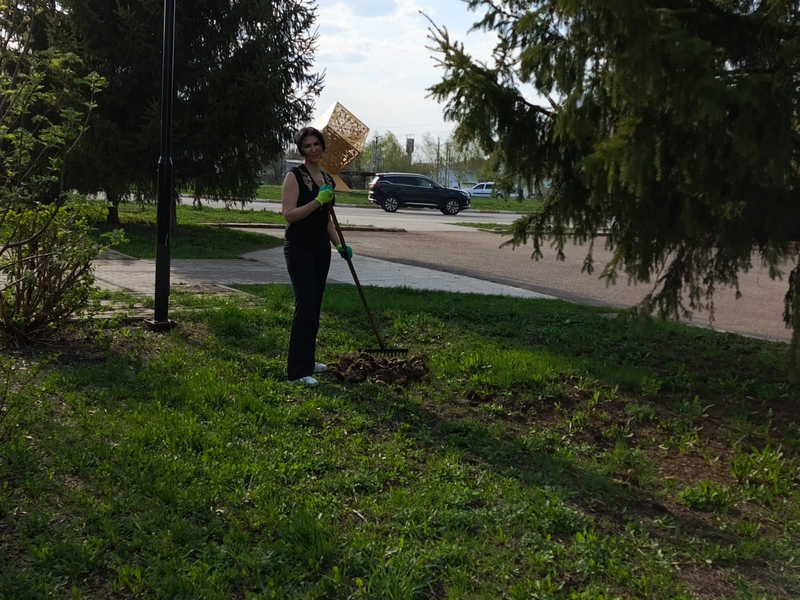 «Нурлат-информ» наводит чистоту: субботник с заботой о городе