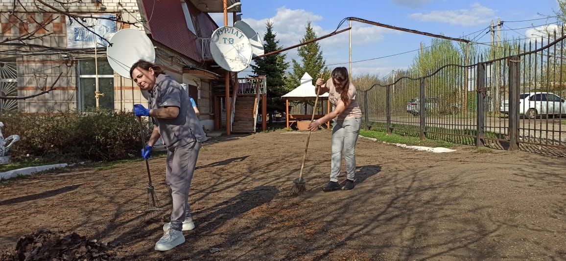 «Нурлат-информ» наводит чистоту: субботник с заботой о городе