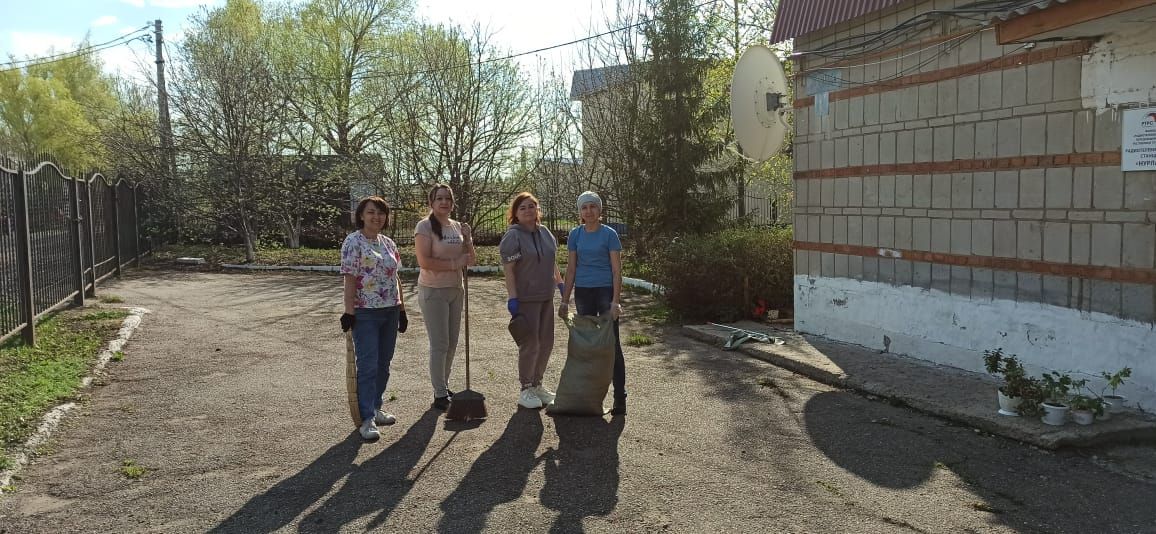 «Нурлат-информ» наводит чистоту: субботник с заботой о городе