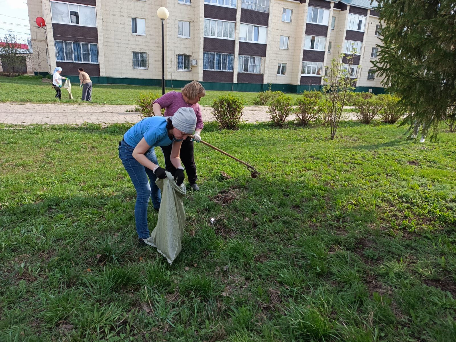 «Нурлат-информ» наводит чистоту: субботник с заботой о городе