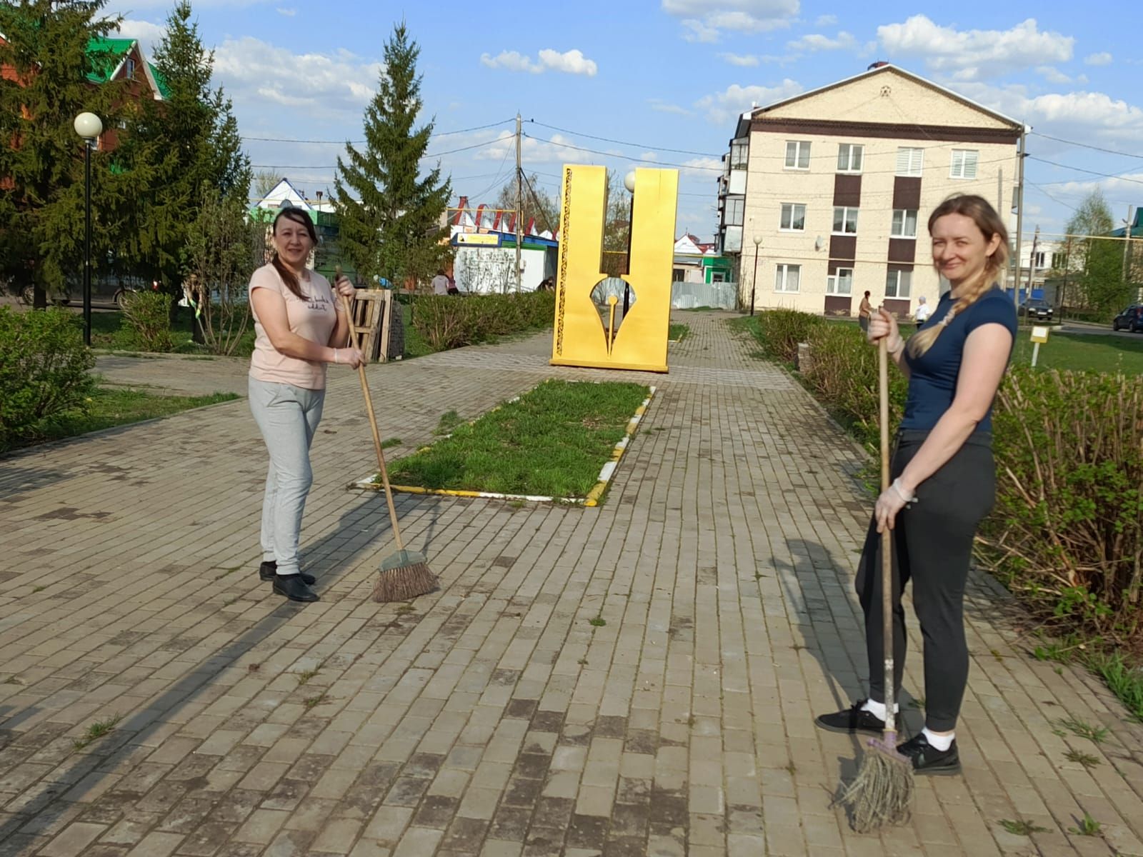 «Нурлат-информ» наводит чистоту: субботник с заботой о городе