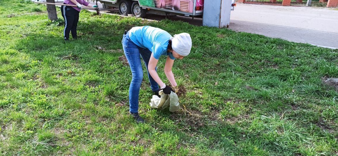 «Нурлат-информ» наводит чистоту: субботник с заботой о городе