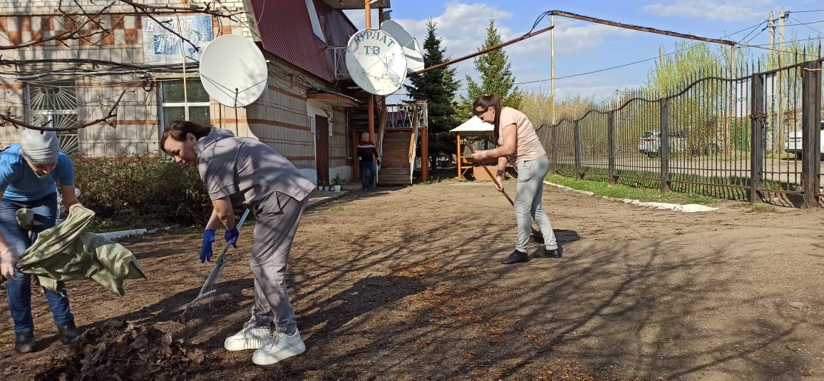 «Нурлат-информ» наводит чистоту: субботник с заботой о городе