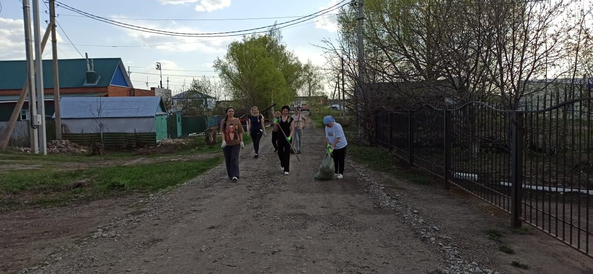 «Нурлат-информ» наводит чистоту: субботник с заботой о городе